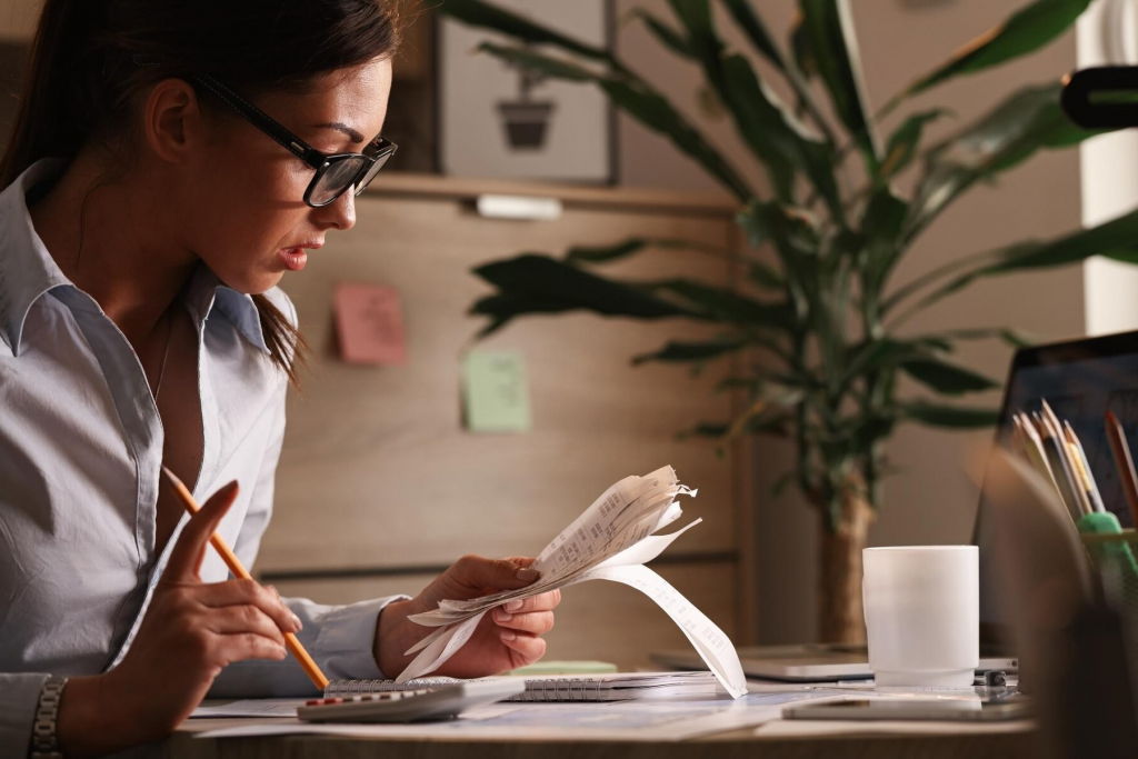woman doing monthly budgeting-savings accounts