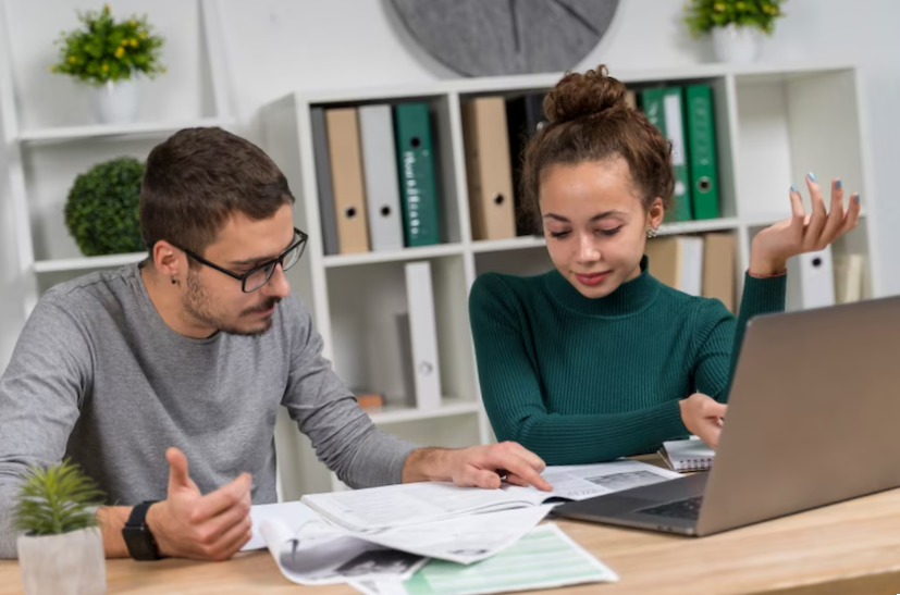 Medium shot student studying together
